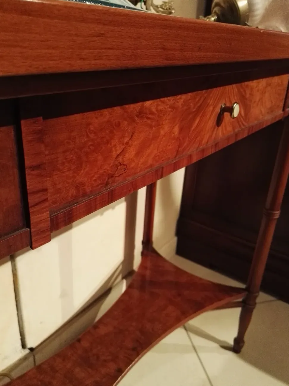 Prezzi ribassati per il tavolino classico Tavolino rettangolare radica con intarsio floreale di Collezione esclusiva