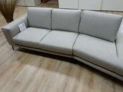 Progettista interni: Divano Bora di Nicoline con penisola a prezzo scontato.