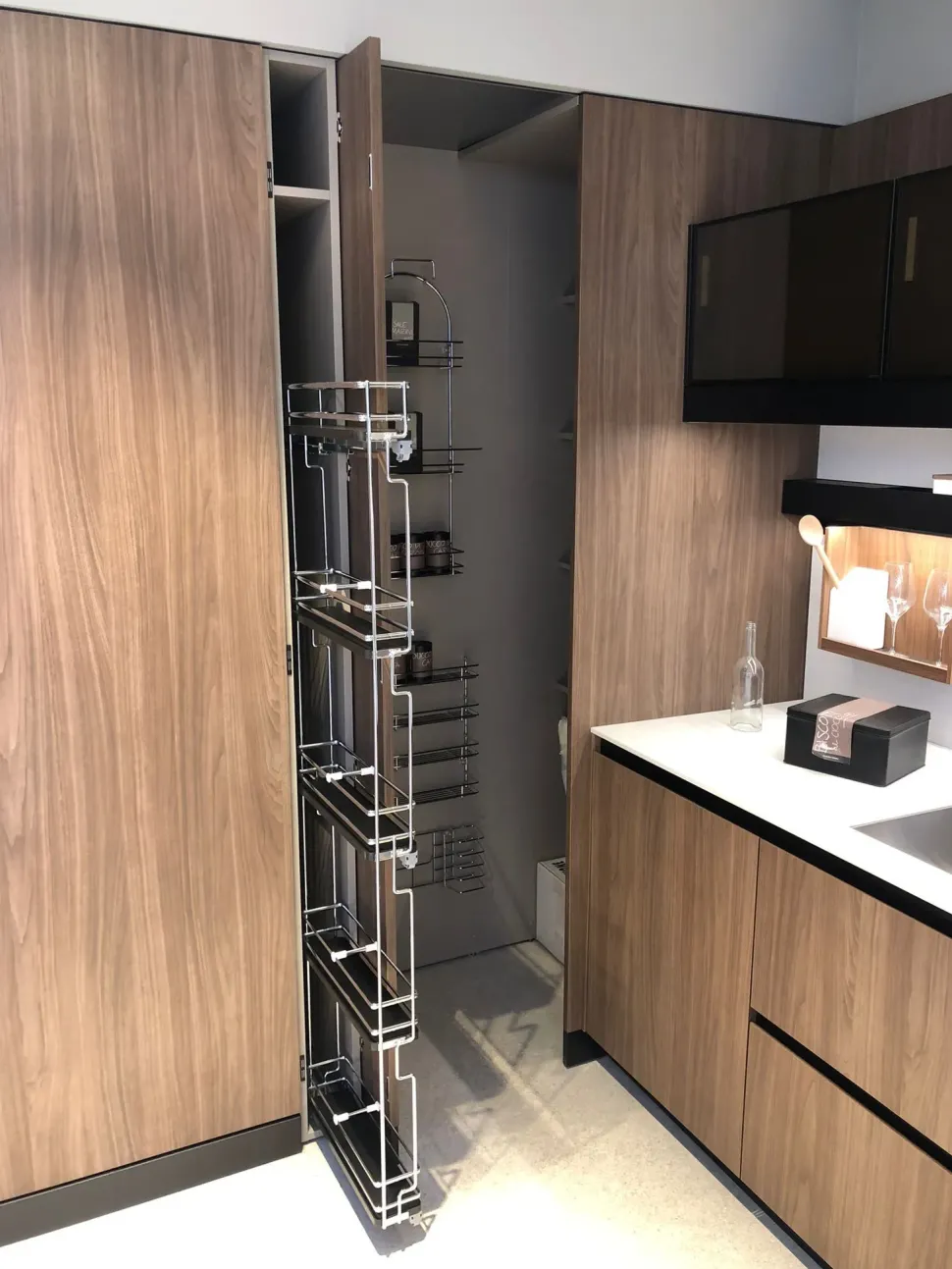 Richiedi il prezzo: cucina noce moderna Thea di Arclinea in offerta