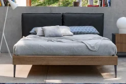 Richiedi ora il prezzo di questo letto Wooden bed di Devina nais