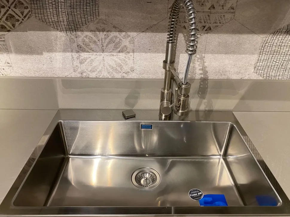 Sconto del 60% su cucina ad isola in legno. Affrettati! Acquista ora sull'eCommerce.