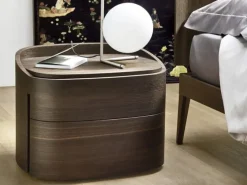 Scopri il comodino Babila curvo di Sangiacomo a prezzi outlet! Un design unico per una camera da letto moderna.