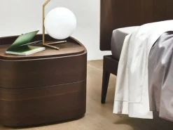 Scopri il comodino Babila curvo di Sangiacomo a prezzi outlet! Un design unico per una camera da letto moderna.