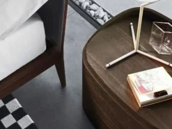 Scopri il comodino Babila curvo di Sangiacomo a prezzi outlet! Un design unico per una camera da letto moderna.