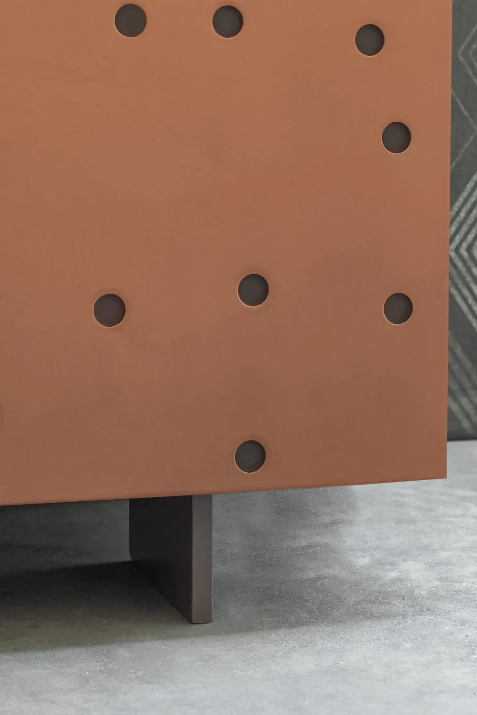 Scopri il Mobile Soggiorno Hole di Artigianale a prezzi outlet! Risparmia ora!