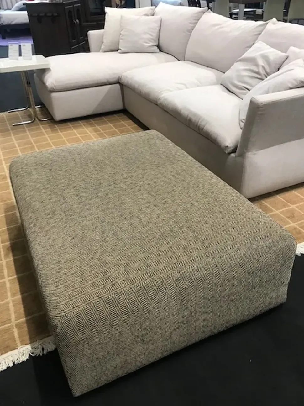 Scopri il Pouf Ambrogio Halifax: moderno e in Offerta Outlet! Una soluzione pratica ed elegante per arredare con stile.