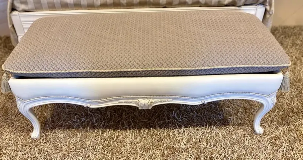 Scopri il pouf Savio Firmino, un classico modello artigianale di panchetta in offerta outlet!