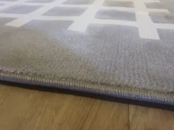 Scopri il Tappeto Moderno rettangolare modello Cek in offerta! Una scelta di stile e qualità per la tua casa.