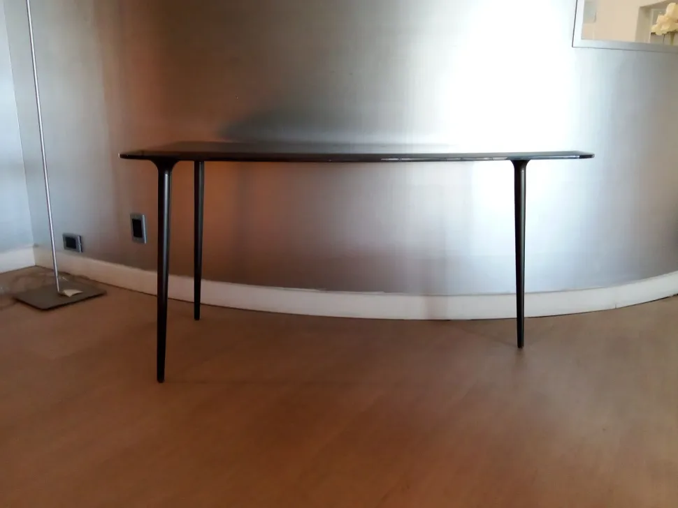 Scopri il tavolino Belsize di Molteni & c con prezzi ribassati! Ideale per gli architetti.