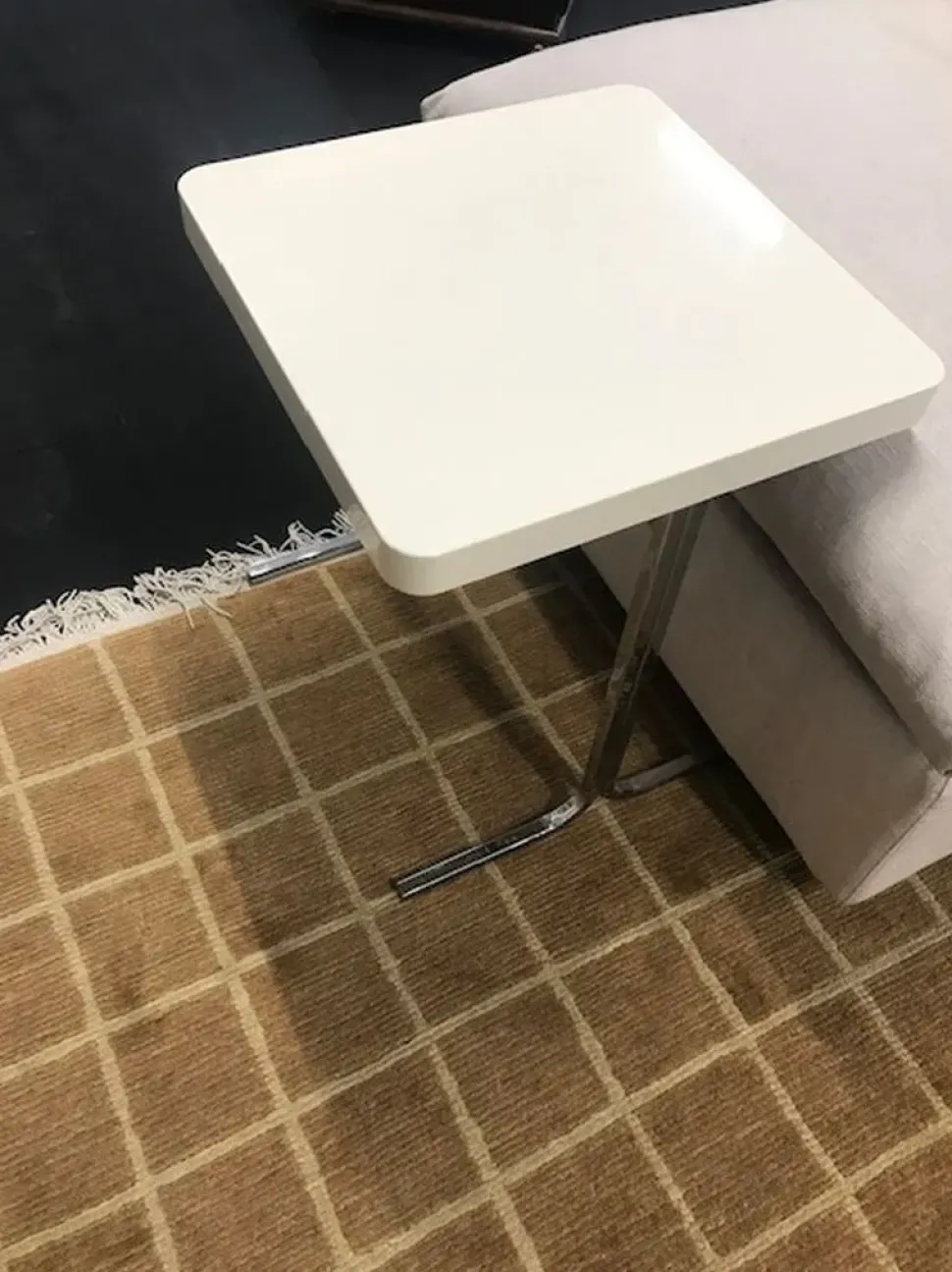 Scopri il Tavolino Blade di Halifax: un elegante design a prezzi vantaggiosi!