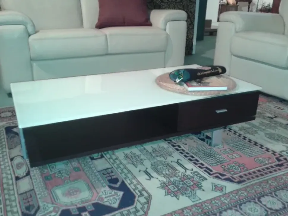 Scopri il tavolino Longhi a prezzi outlet! Design unico e di qualità.