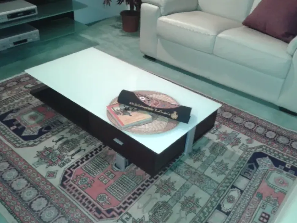 Scopri il tavolino Longhi a prezzi outlet! Design unico e di qualità.