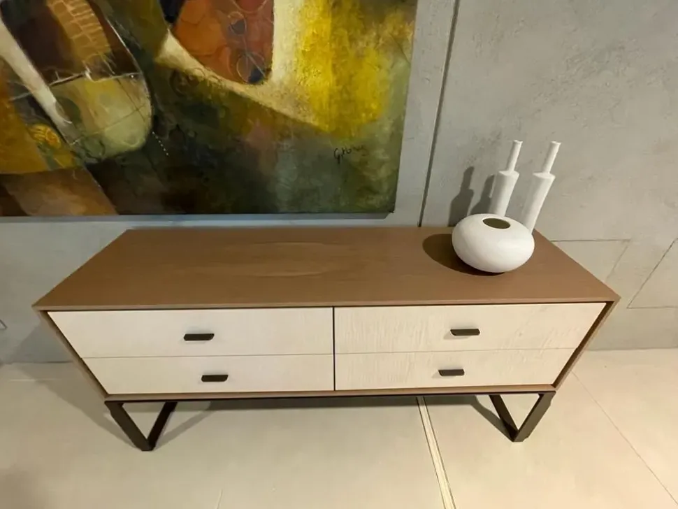 Scopri la cassetiera Giorgetti modello Aei in legno scontata! Acquistala subito!