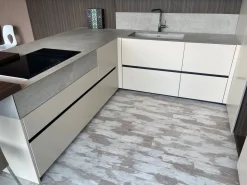 Scopri la cucina Atelier moderna in altri colori con penisola Aster scontata del 60%!