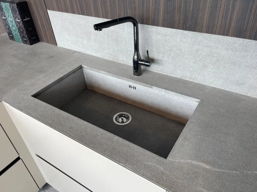 Scopri la cucina Atelier moderna in altri colori con penisola Aster scontata del 60%!