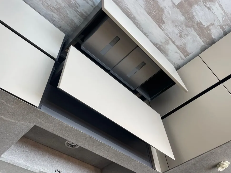 Scopri la cucina Atelier moderna in altri colori con penisola Aster scontata del 60%!