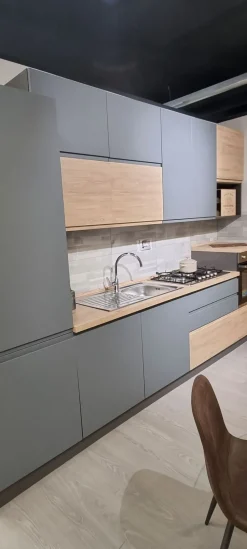 Scopri la cucina moderna rovere chiaro Net a 3400€! New Kelly lineare, un'occasione!