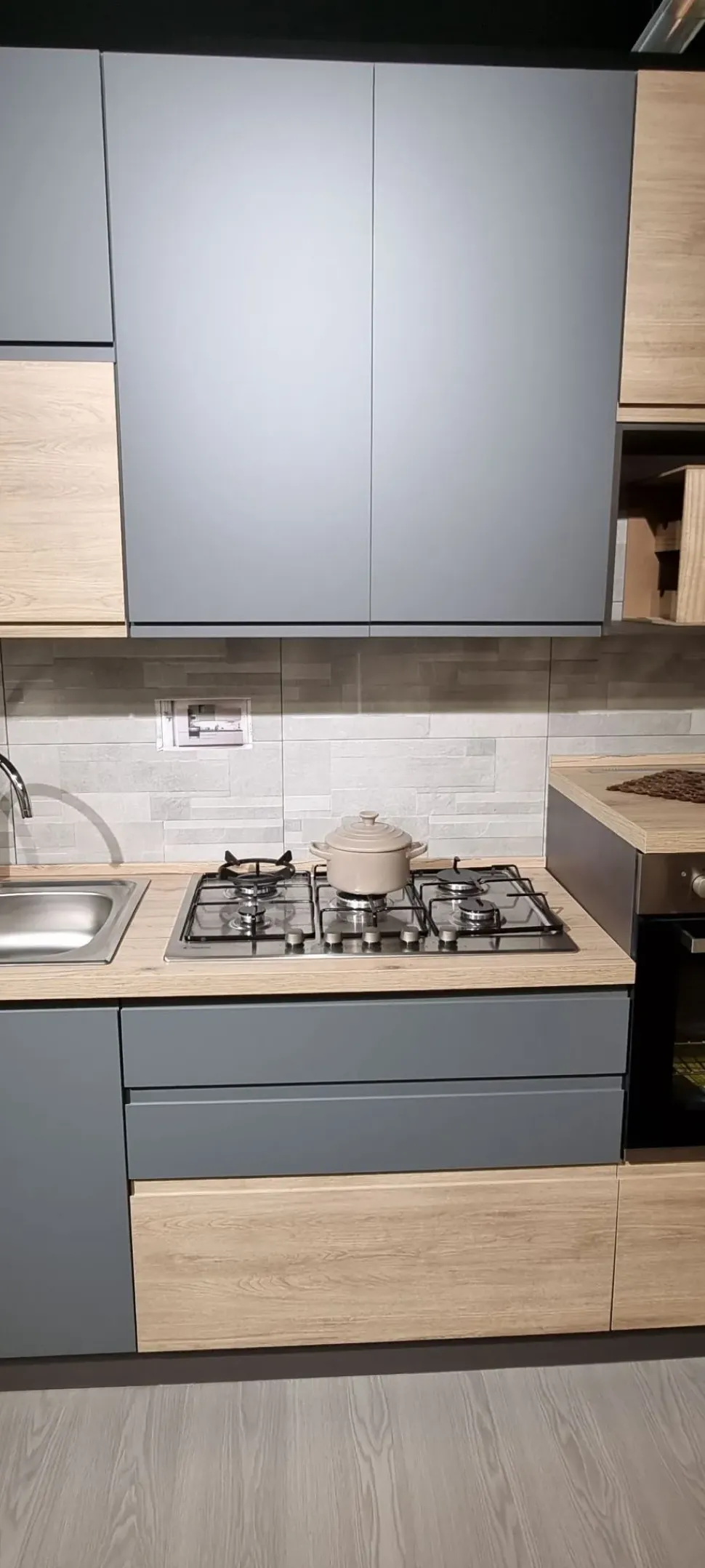 Scopri la cucina moderna rovere chiaro Net a 3400€! New Kelly lineare, un'occasione!