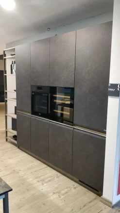Scopri la cucina moderna Scavolini ad isola Formalia in laminato materico. Altri colori disponibili!
