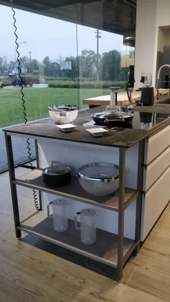 Scopri la cucina moderna Scavolini ad isola Formalia in laminato materico. Altri colori disponibili!