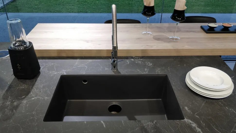 Scopri la cucina moderna Scavolini ad isola Formalia in laminato materico. Altri colori disponibili!