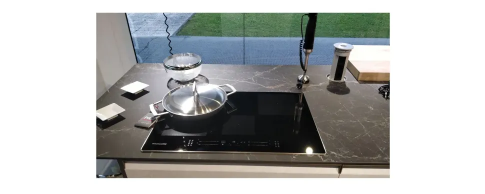 Scopri la cucina moderna Scavolini ad isola Formalia in laminato materico. Altri colori disponibili!