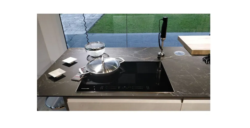 Scopri la cucina moderna Scavolini ad isola Formalia in laminato materico. Altri colori disponibili!