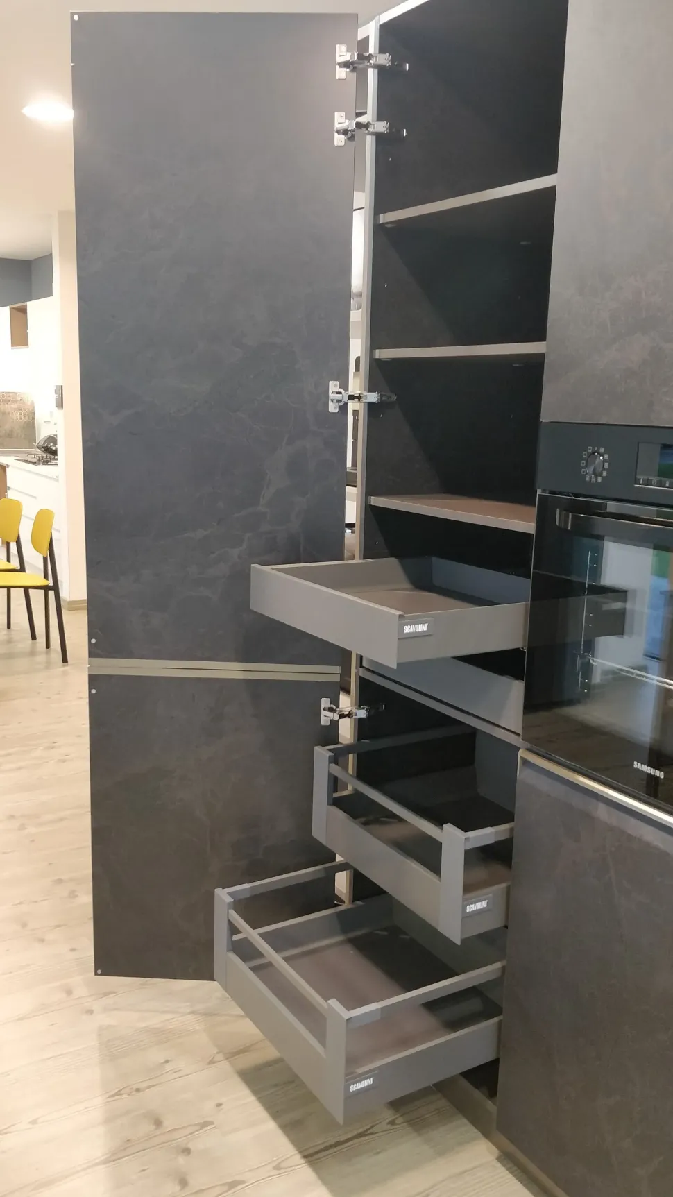 Scopri la cucina moderna Scavolini ad isola Formalia in laminato materico. Altri colori disponibili!