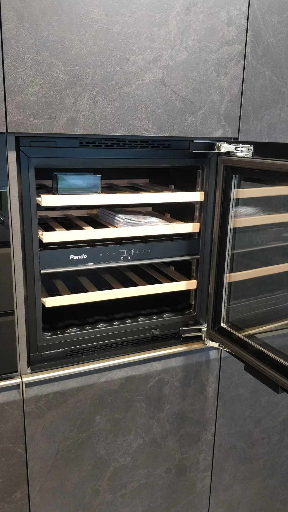 Scopri la cucina moderna Scavolini ad isola Formalia in laminato materico. Altri colori disponibili!