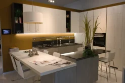 Scopri la cucina moderna Scavolini Liberamente con penisola a prezzo scontato!