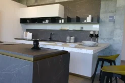 Scopri la cucina moderna ad isola Delinea di Scavolini a prezzo scontato!