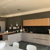 Scopri la cucina moderna ad angolo Linea Composit! Stile e praticità per la tua casa.