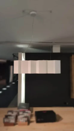 Scopri la Lampada a Sospensione Fold di Pallucco in Bianco con forte sconto!