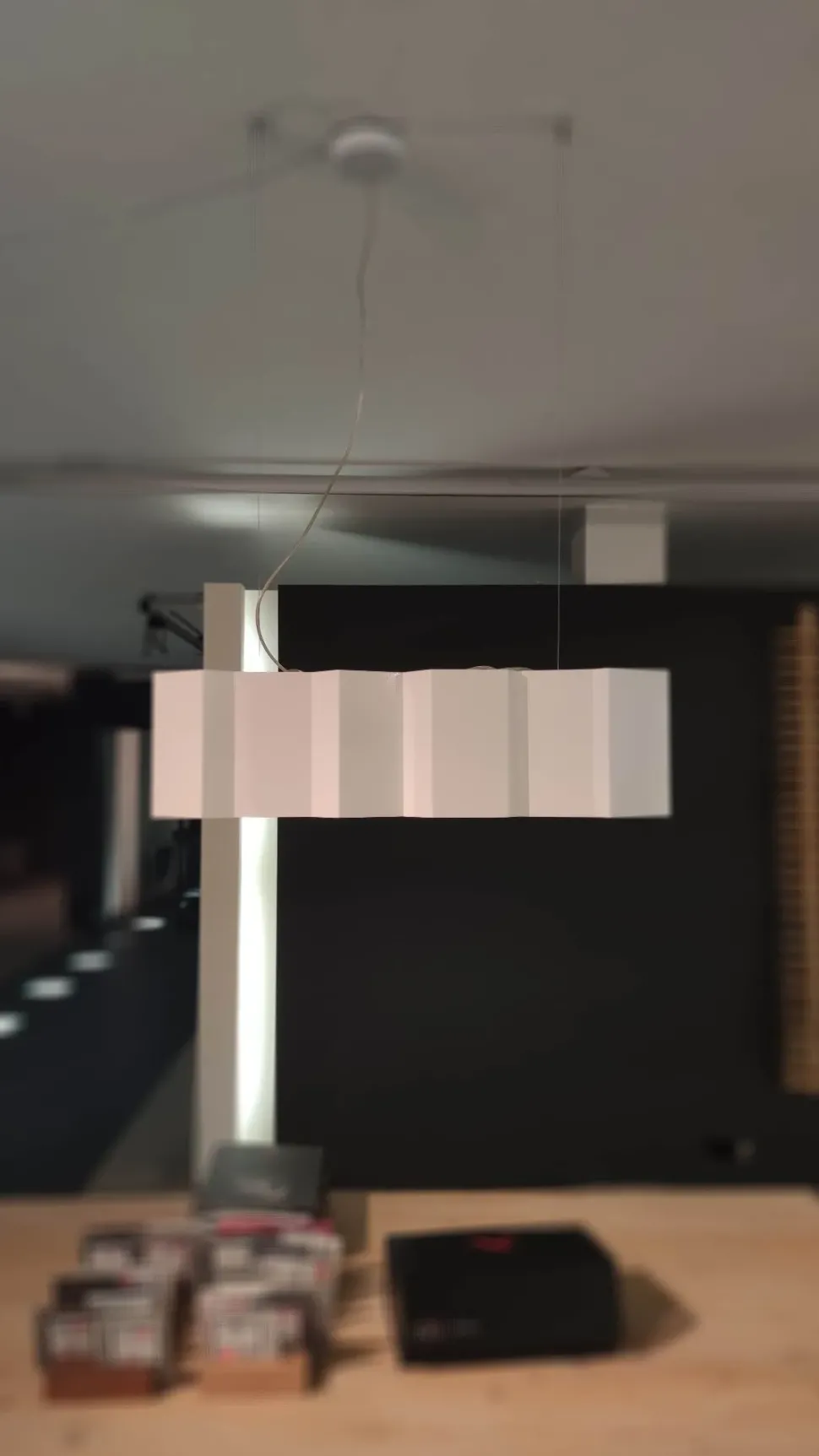 Scopri la Lampada a Sospensione Fold di Pallucco in Bianco con forte sconto!