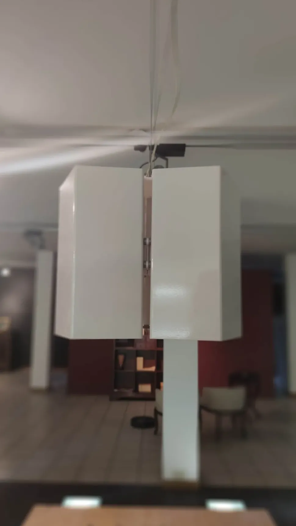 Scopri la Lampada a Sospensione Fold di Pallucco in Bianco con forte sconto!
