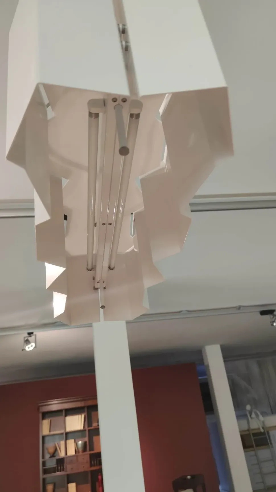 Scopri la Lampada a Sospensione Fold di Pallucco in Bianco con forte sconto!