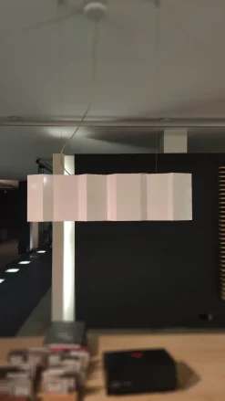 Scopri la Lampada a Sospensione Fold di Pallucco in Bianco con forte sconto!