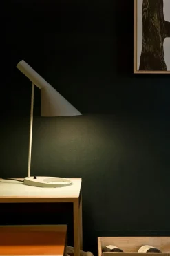 Scopri la Lampada da Tavolo Aj di Louis Poulsen a prezzo scontato! Un'ottima scelta per un arredatore.