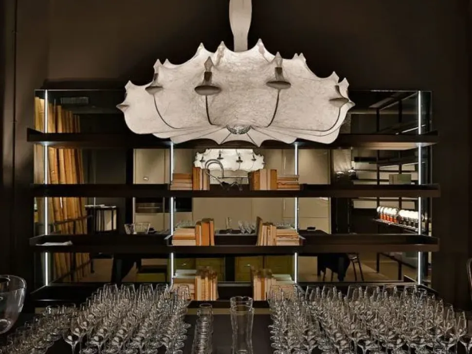 Scopri la Lampada Zeppelin 1 Flos a prezzo scontato. Una sospensione unica ed elegante per illuminare la tua casa.