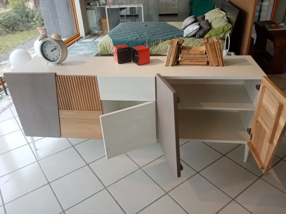 Scopri la Madia Collezione Zero di Devina Nais scontata. Stile moderno, per arredare con gusto.