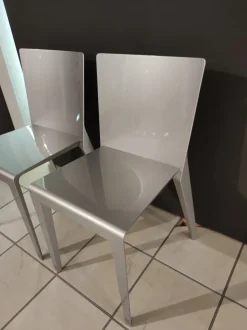 Scopri la sedia Alfa Molteni & C con prezzo scontato: senza braccioli, comoda e di stile!