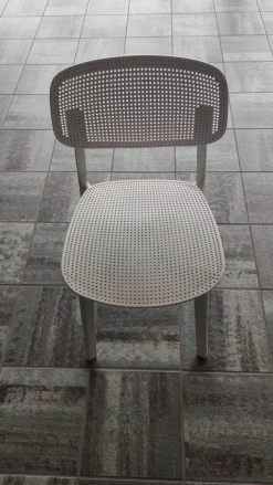 Scopri la Sedia Colander di Kristalia a prezzo Outlet! Impilabile, resistente e di design. Ordinala ora!