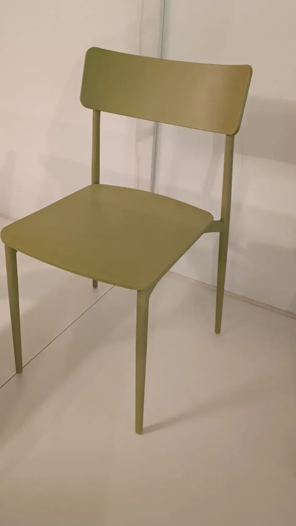 Scopri la sedia Cult Segis a prezzo scontato: design moderno ed ergonomico per un comfort assoluto.