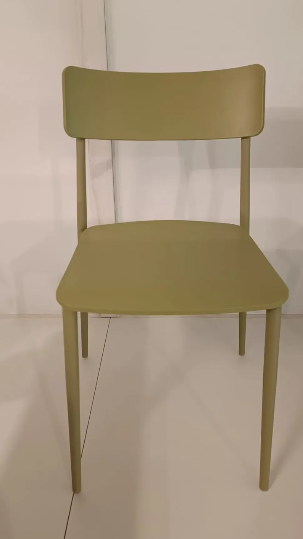 Scopri la sedia Cult Segis a prezzo scontato: design moderno ed ergonomico per un comfort assoluto.