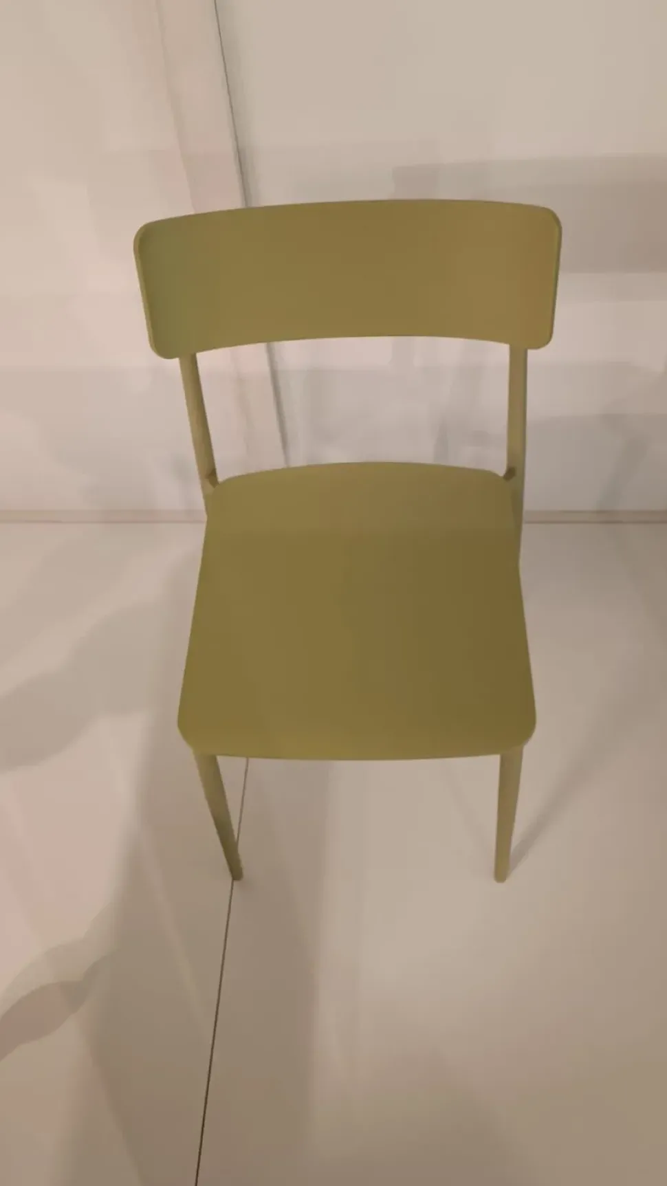 Scopri la sedia Cult Segis a prezzo scontato: design moderno ed ergonomico per un comfort assoluto.