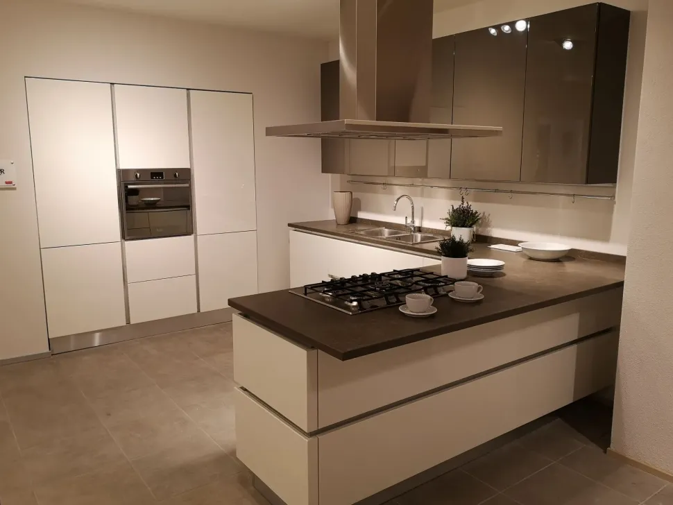 Scopri l'offerta sulla cucina Oyster! Bianca e moderna, con penisola. Veneta Cucine.