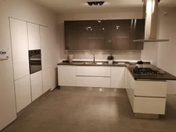 Scopri l'offerta sulla cucina Oyster! Bianca e moderna, con penisola. Veneta Cucine.