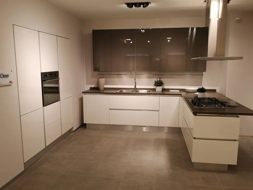 Scopri l'offerta sulla cucina Oyster! Bianca e moderna, con penisola. Veneta Cucine.
