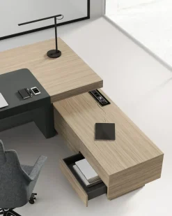 Scrivania direzionale in legno Direzionale jera con allungo su mobile di servizio a marchio Las mobili in offerta