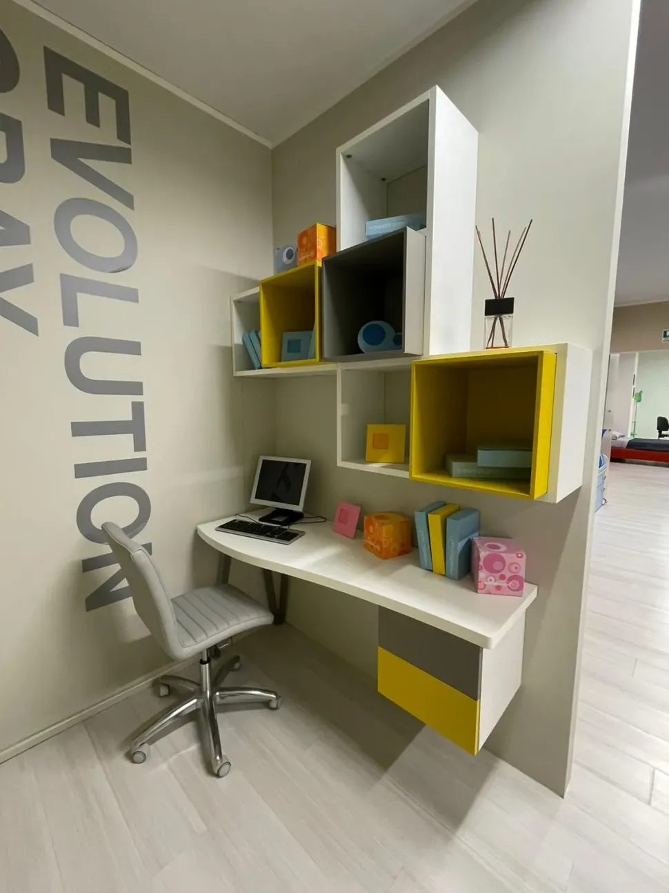 Scrivania modello Bianca Moretti compact in OFFERTA OUTLET